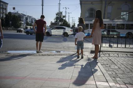 Екатеринбург. Женщина с ребенком на одной из улиц города во время жары