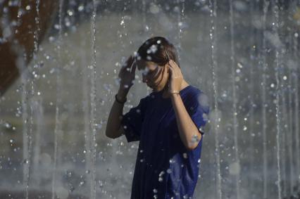 Екатеринбург. Девушка купается в фонтане на Октябрьской площади во время летней жары