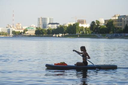 Екатеринбург. Горожане на досках для серфинга на акватории реки Исеть во время летней жары