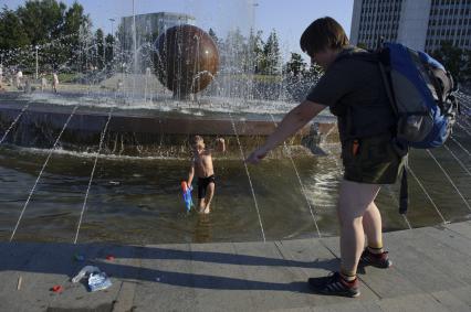 Екатеринбург. Дети купаются в фонтане на Октябрьской площади во время летней жары
