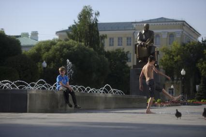 Екатеринбург. Дети у фонтана в сквере Попова во время летней жары