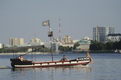 Екатеринбург. Горожане на прогулочном катере на акватории реки Исеть во время летней жары