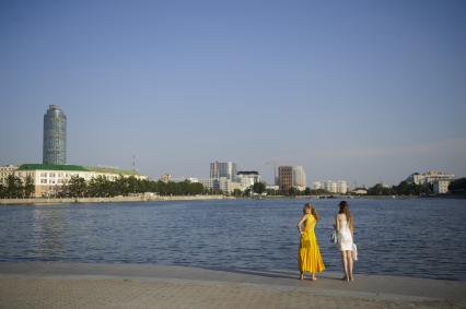 Екатеринбург. Девушки на набережной реки Исеть во время летней жары