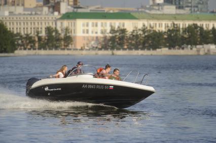 Екатеринбург. Горожане на прогулочном катере на акватории реки Исеть во время летней жары