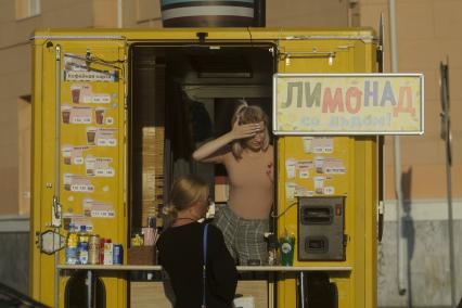 Екатеринбург. Девушка-продавщица лимонада и кофе  на набережной реки Исеть во время летней жары