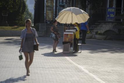 Екатеринбург. Горожане на одной из улиц города во время жары
