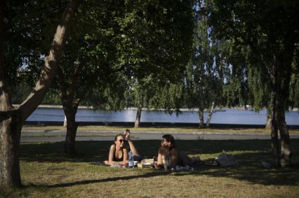 Екатеринбург. Горожане в сквере во время летней жары