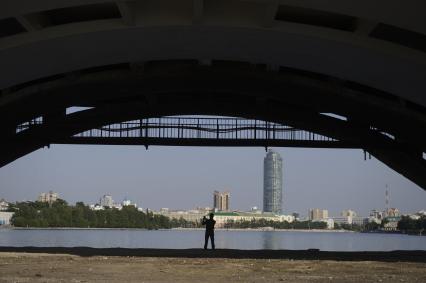 Екатеринбург. Горожане на набережной реки Исеть во время летней жары