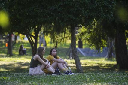 Екатеринбург. Горожане в сквере во время летней жары