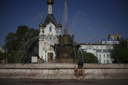 Екатеринбург. Девочка у фонтана на площади труда во время летней жары