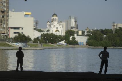 Екатеринбург. Горожане на набережной реки Исеть во время летней жары