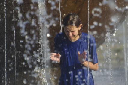 Екатеринбург. Девушка купается в фонтане на Октябрьской площади во время летней жары