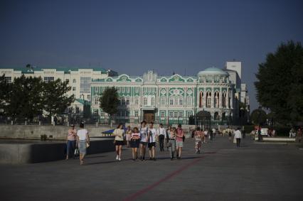 Екатеринбург. Горожане на одной из улиц города во время летней жары