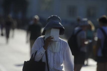 Екатеринбург. Горожане на одной из улиц города во время летней жары