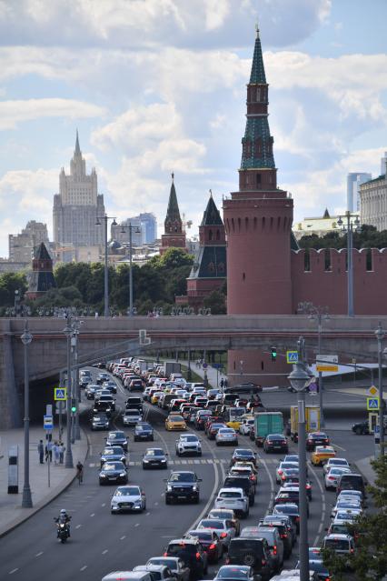 Москва. Дорожное движение на Москворецкой набережной.