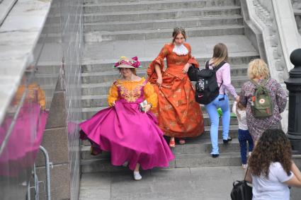 Москва. Женщины в исторических костюмах на Манежной площади.