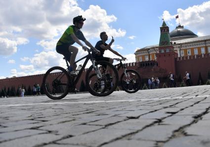 Москва. Велосипедисты на Красной площади.