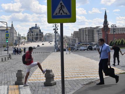 Москва. Прохожие на Васильевском спуске.