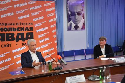 Москва. Мэр Москвы Сергей Собянин и редактор отдела международной политики `Комсомольской правды` Валерий Рукобратский (слева направо) в редакции `Комсомольской правды`.