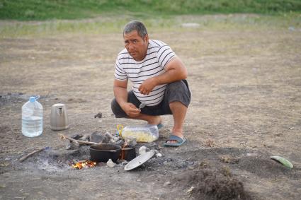 Большая Черниговка, Самарская область. Мигранты в стихийном палаточном лагере на границе Самарской области и Казахстана в ожидании  отъезда на родину.