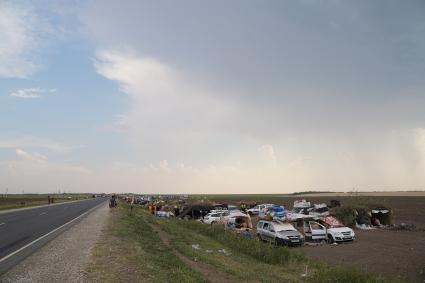 Большая Черниговка, Самарская область. Мигранты в стихийном палаточном лагере на границе Самарской области и Казахстана в ожидании  отъезда на родину.