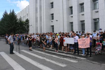 Хабаровск. Участники  несанкционированного митинга в поддержку губернатора Хабаровского края Сергея Фургала.