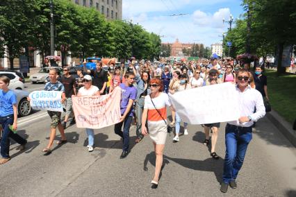 Хабаровск. Участники  несанкционированного митинга в поддержку губернатора Хабаровского края Сергея Фургала.