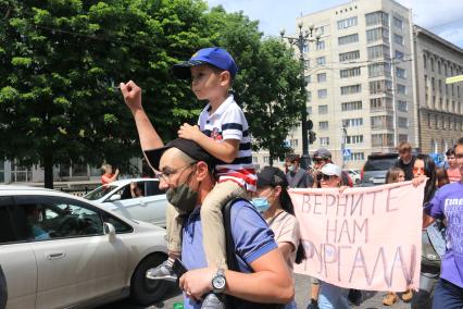 Хабаровск. Участники  несанкционированного митинга в поддержку губернатора Хабаровского края Сергея Фургала.