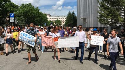 Хабаровск. Участники  несанкционированного митинга в поддержку губернатора Хабаровского края Сергея Фургала.