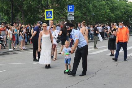 Хабаровск. Участники  несанкционированного митинга в поддержку губернатора Хабаровского края Сергея Фургала.