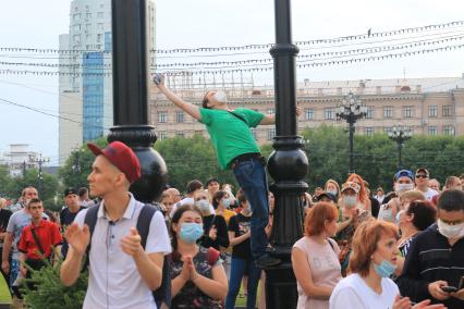 Хабаровск. Участники митинга в поддержку губернатора Хабаровского края Сергея Фургала.