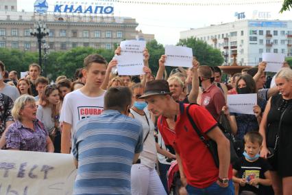 Хабаровск. Участники митинга в поддержку губернатора Хабаровского края Сергея Фургала.