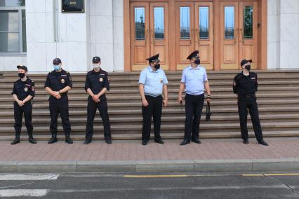 Хабаровск. Полицейские в медицинских масках во время митинга в поддержку губернатора Хабаровского края Сергея Фургала.