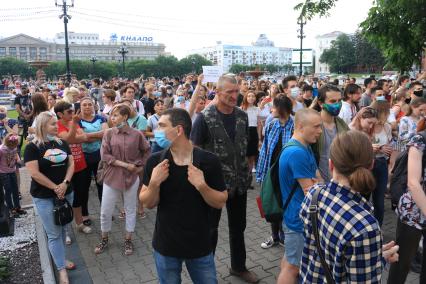 Хабаровск. Участники митинга в поддержку губернатора Хабаровского края Сергея Фургала.