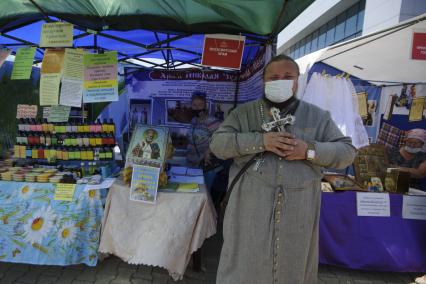 Екатеринбург. \'Царские дни\'. Посетители православной ярмарки у Храма на крови, перед началом традиционного крестного хода в память о убийстве царской семьи Николая II.