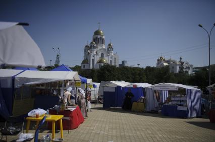 Екатеринбург. \'Царские дни\'. Посетители православной ярмарки у Храма на крови, перед началом традиционного крестного хода в память о убийстве царской семьи Николая II