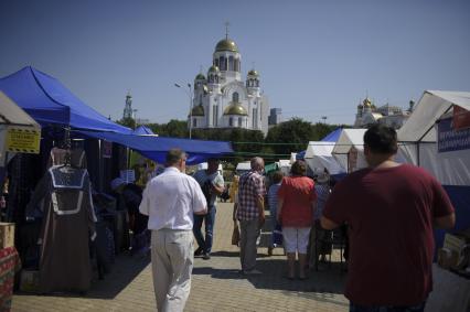 Екатеринбург. \'Царские дни\'. Посетители православной ярмарки у Храма на крови, перед началом традиционного крестного хода в память о убийстве царской семьи Николая II.