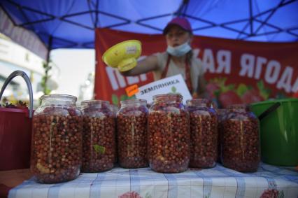 Екатеринбург. \'Царские дни\'. Посетители православной ярмарки у Храма на крови, перед началом традиционного крестного хода в память о убийстве царской семьи Николая II. Продажа лесных ягод