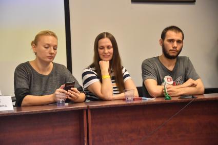 Москва. Добровольцы Анна Куткина, Наталья Агеева, Георгий Смирнов (слева направо), испытавшие на себе вакцину, на пресс-конференции, посвященной ходу клинических испытаний российской вакцины от коронавируса COVID-19 в Сеченовском университете.