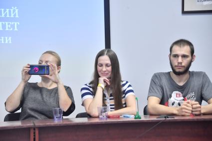 Москва. Добровольцы Анна Куткина, Наталья Агеева, Георгий Смирнов (слева направо), испытавшие на себе вакцину, на пресс-конференции, посвященной ходу клинических испытаний российской вакцины от коронавируса COVID-19 в Сеченовском университете.