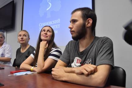 Москва. Добровольцы Анна Куткина, Наталья Агеева, Георгий Смирнов (слева направо), испытавшие на себе вакцину, на пресс-конференции, посвященной ходу клинических испытаний российской вакцины от коронавируса COVID-19 в Сеченовском университете.