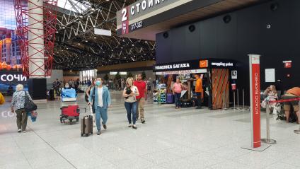Москва. Пассажиры в аэропорту Шереметьево.