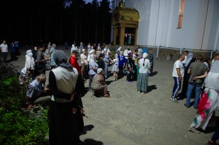 СВердловская область. Среднеуральский женский монастырь где проходит крестный ход в память о гибели семьи последнего российского императора Николая II. 3 июля 2020г Решением епархиального суда настоятель Среднеуральского женского монастыря схиигумен Сергий Романов (Николай Романов) был лишен священного сана и запрещен в служении.