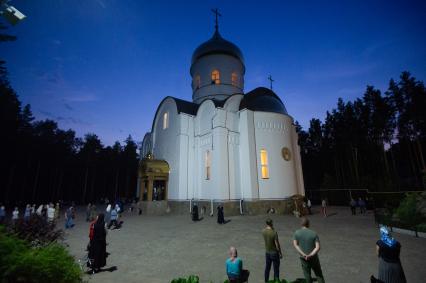 СВердловская область. Среднеуральский женский монастырь где проходит крестный ход в память о гибели семьи последнего российского императора Николая II. 3 июля 2020г Решением епархиального суда настоятель Среднеуральского женского монастыря схиигумен Сергий Романов (Николай Романов)  был лишен священного сана и запрещен в служении.