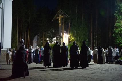 СВердловская область. Среднеуральский женский монастырь где проходит крестный ход в память о гибели семьи последнего российского императора Николая II. 3 июля 2020г Решением епархиального суда настоятель Среднеуральского женского монастыря схиигумен Сергий Романов (Николай Романов)  был лишен священного сана и запрещен в служении.