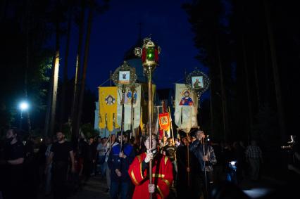 СВердловская область. Среднеуральский женский монастырь где проходит крестный ход в память о гибели семьи последнего российского императора Николая II. 3 июля 2020г Решением епархиального суда настоятель Среднеуральского женского монастыря схиигумен Сергий Романов (Николай Романов) (в центре) был лишен священного сана и запрещен в служении.