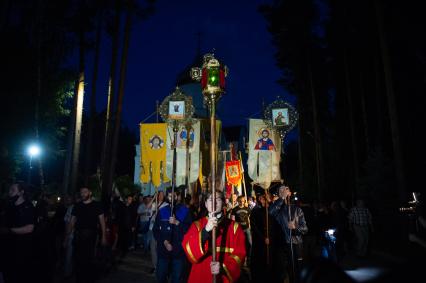 СВердловская область. Среднеуральский женский монастырь где проходит крестный ход в память о гибели семьи последнего российского императора Николая II. 3 июля 2020г Решением епархиального суда настоятель Среднеуральского женского монастыря схиигумен Сергий Романов (Николай Романов) (в центре)  был лишен священного сана и запрещен в служении.