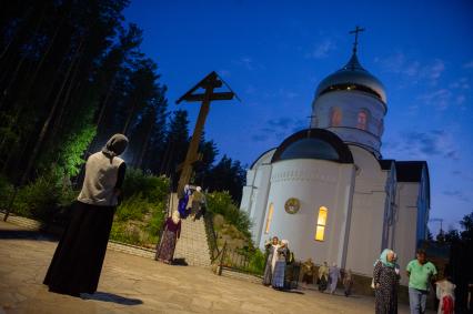 СВердловская область. Среднеуральский женский монастырь где проходит крестный ход в память о гибели семьи последнего российского императора Николая II. 3 июля 2020г Решением епархиального суда настоятель Среднеуральского женского монастыря схиигумен Сергий Романов (Николай Романов)  был лишен священного сана и запрещен в служении.