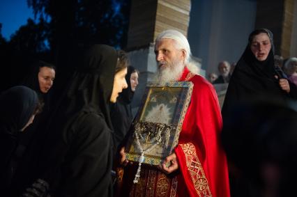 СВердловская область. Среднеуральский женский монастырь где проходит крестный ход в память о гибели семьи последнего российского императора Николая II. 3 июля 2020г Решением епархиального суда настоятель Среднеуральского женского монастыря схиигумен Сергий Романов (Николай Романов) был лишен священного сана и запрещен в служении.