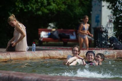 Екатеринбург. Подростки купаются в фонтане во время аномальной жары